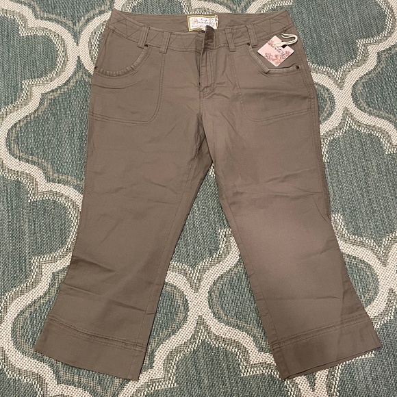 NWT Women’s Aventura Scout Capri Pants Gravel Sz 12 - Picture 1 of 6